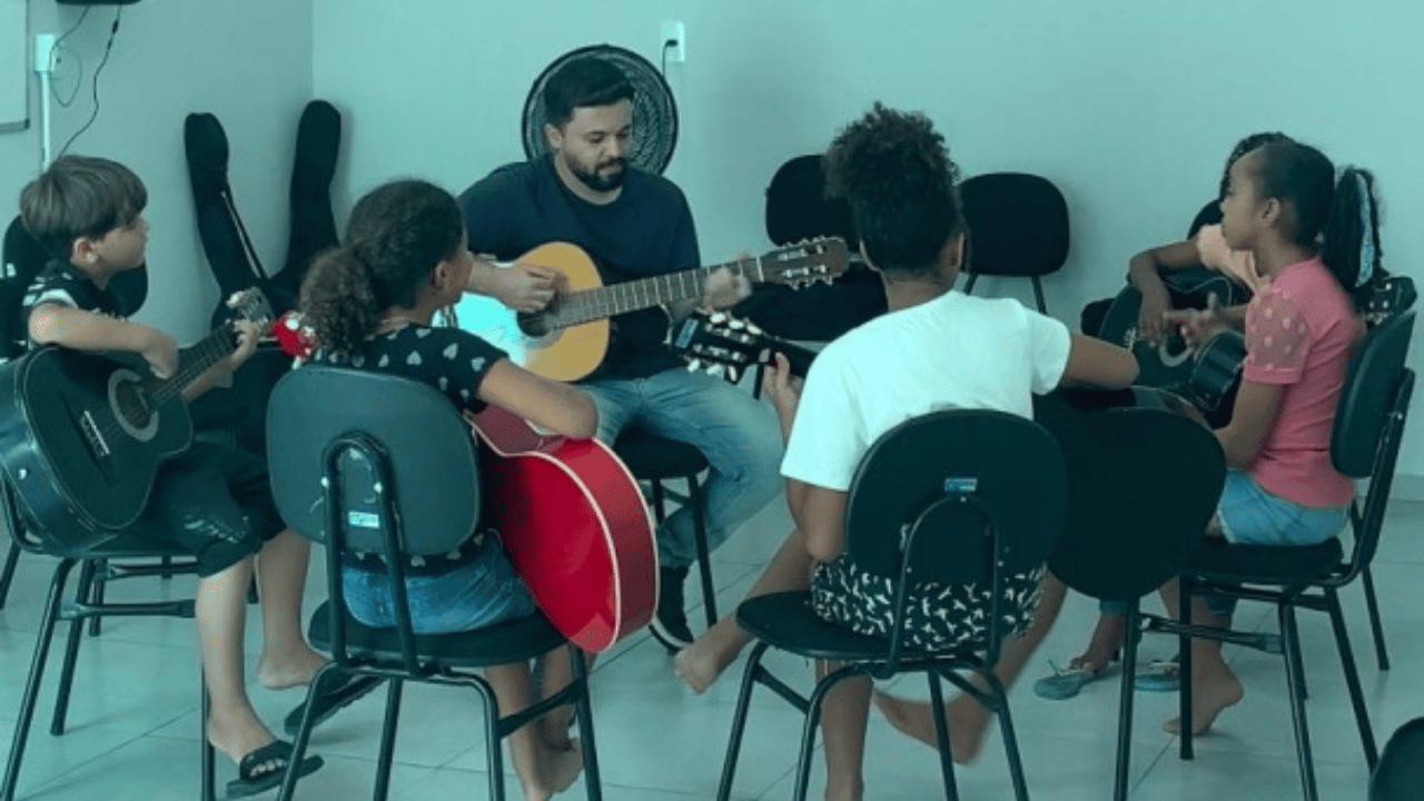 CRAS Maria da Conceição inicia oficina de violão em Nova Serrana