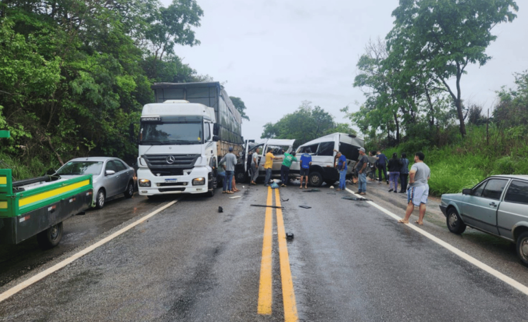 Duas pessoas morrem em acidente envolvendo van e carreta na MG-423 entre Nova Serrana e Conceição do Pará