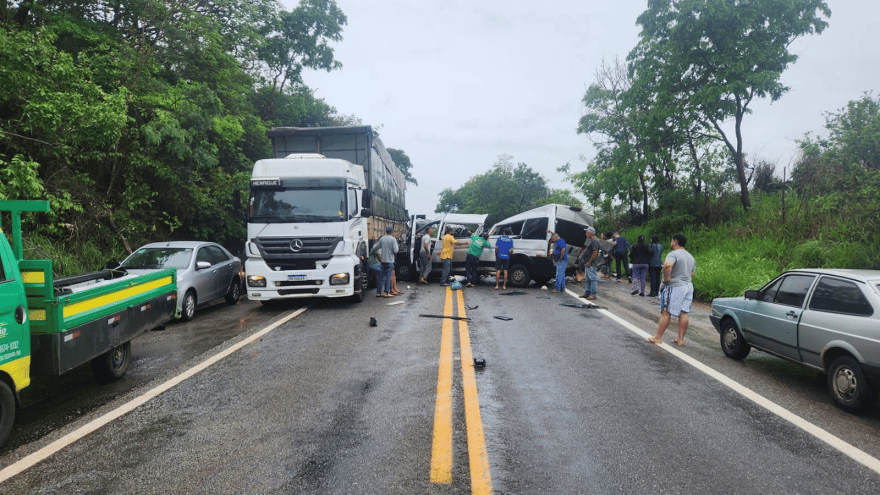 Duas pessoas morrem em acidente envolvendo van e carreta na MG-423 entre Nova Serrana e Conceição do Pará