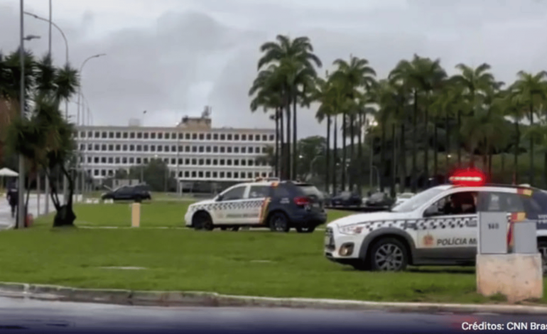 Polícia faz varredura na Praça dos Três Poderes após explosões em Brasília