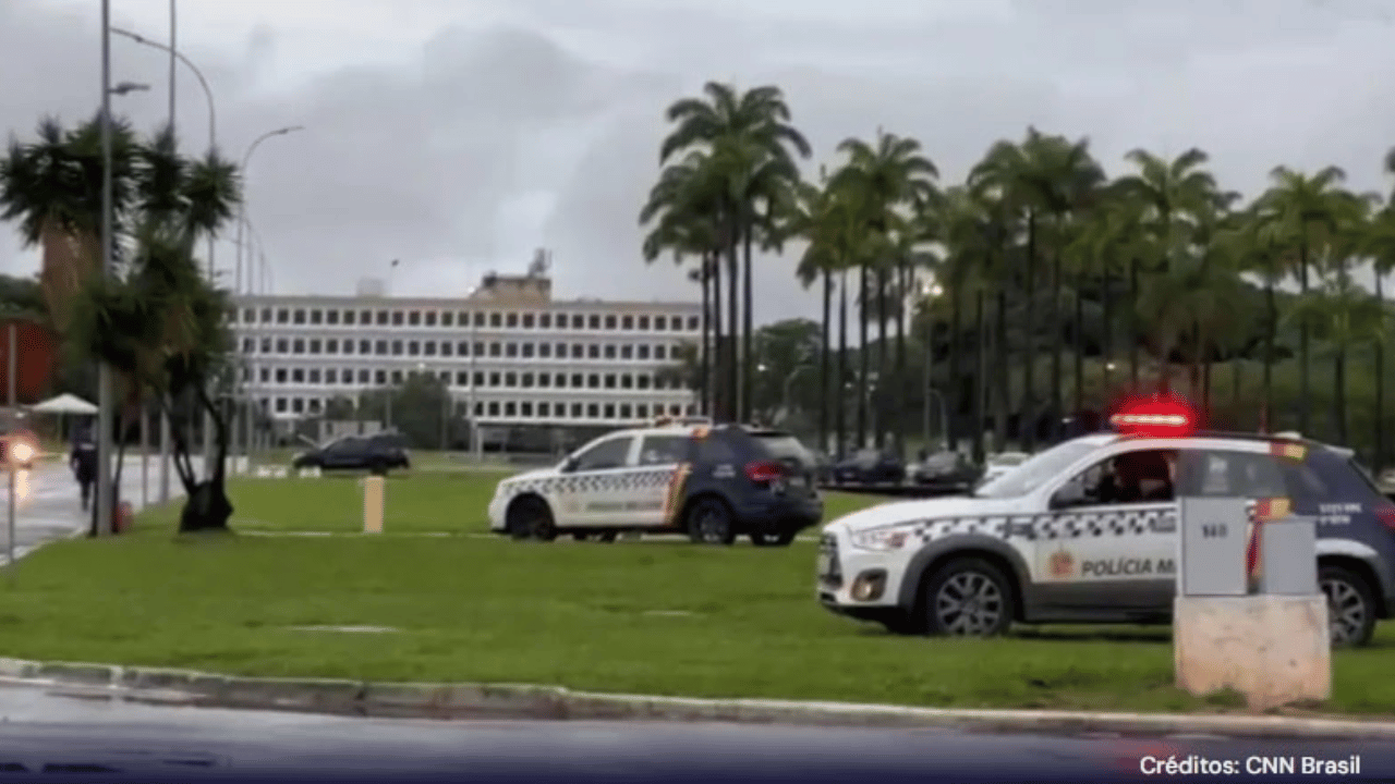 Polícia faz varredura na Praça dos Três Poderes após explosões em Brasília