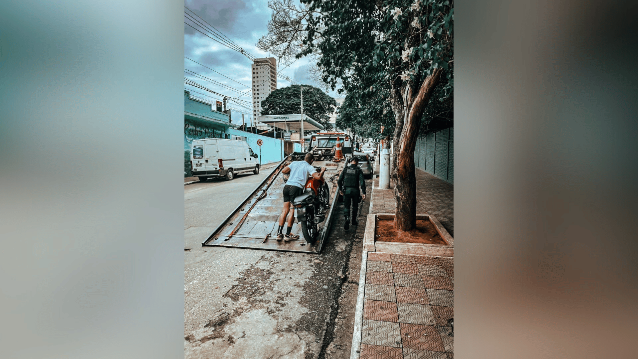 Guarda Civil Municipal apreende adolescente empinando moto no Centro de Nova Serrana