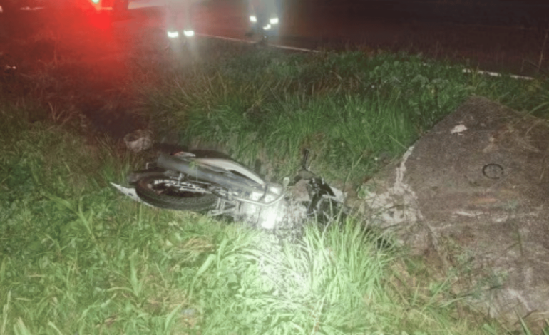 Motociclista morre ao bater em placa de sinalização e cair em vala na BR 262, em Nova Serrana