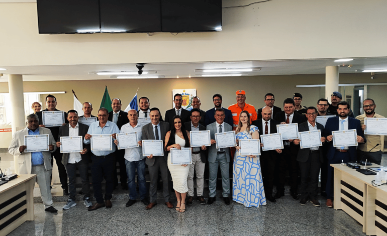 DIPLOMADOS I O prefeito, vice-prefeito e os vereadores eleitos neste ano em Nova Serrana, Perdigão e Araújos foram diplomados pela Justiça Eleitoral, nesta quarta-feira (18).