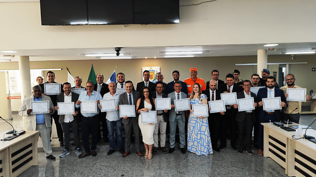 DIPLOMADOS I O prefeito, vice-prefeito e os vereadores eleitos neste ano em Nova Serrana, Perdigão e Araújos foram diplomados pela Justiça Eleitoral, nesta quarta-feira (18).