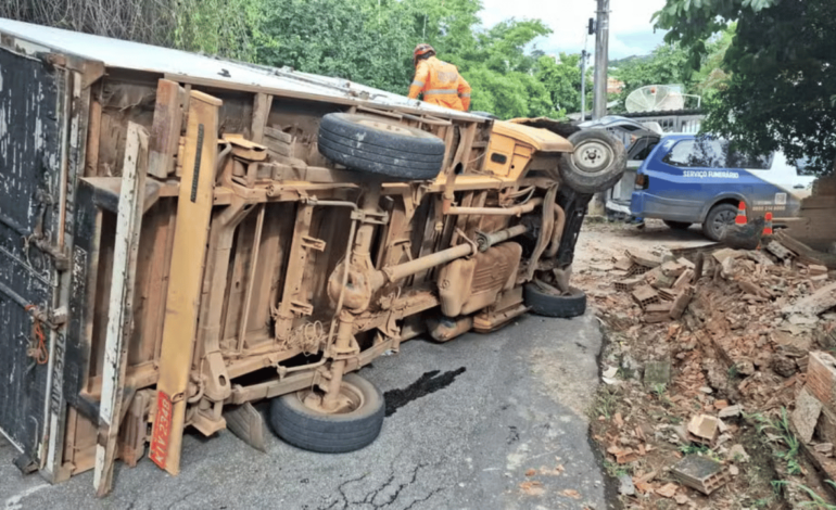 Caminhão tomba e motorista morre preso entre as ferragens em Bom Despacho