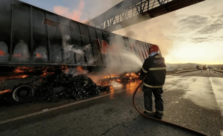 Incêndio destrói caçamba de carreta na BR262 entre Nova Serrana e Pará de Minas