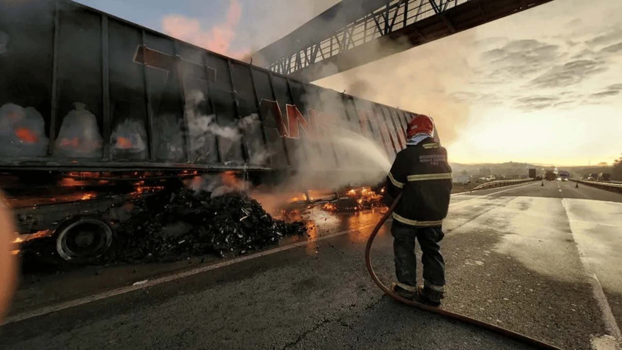 Incêndio destrói caçamba de carreta na BR262 entre Nova Serrana e Pará de Minas