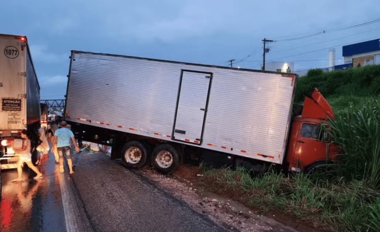 Colisão entre caminhão e carreta na BR-262 em Nova Serrana