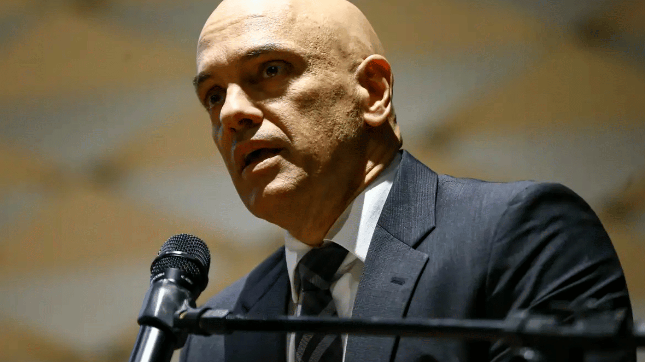 Moraes diz que redes sociais só vão operar no país se respeitarem as leis