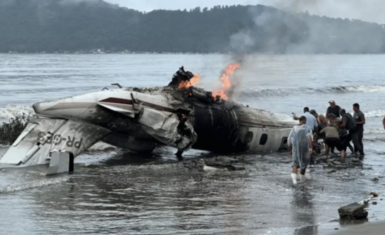 Avião com 5 pessoas explode em Ubatuba e para na praia após ultrapassar pista do aeroporto; piloto morreu