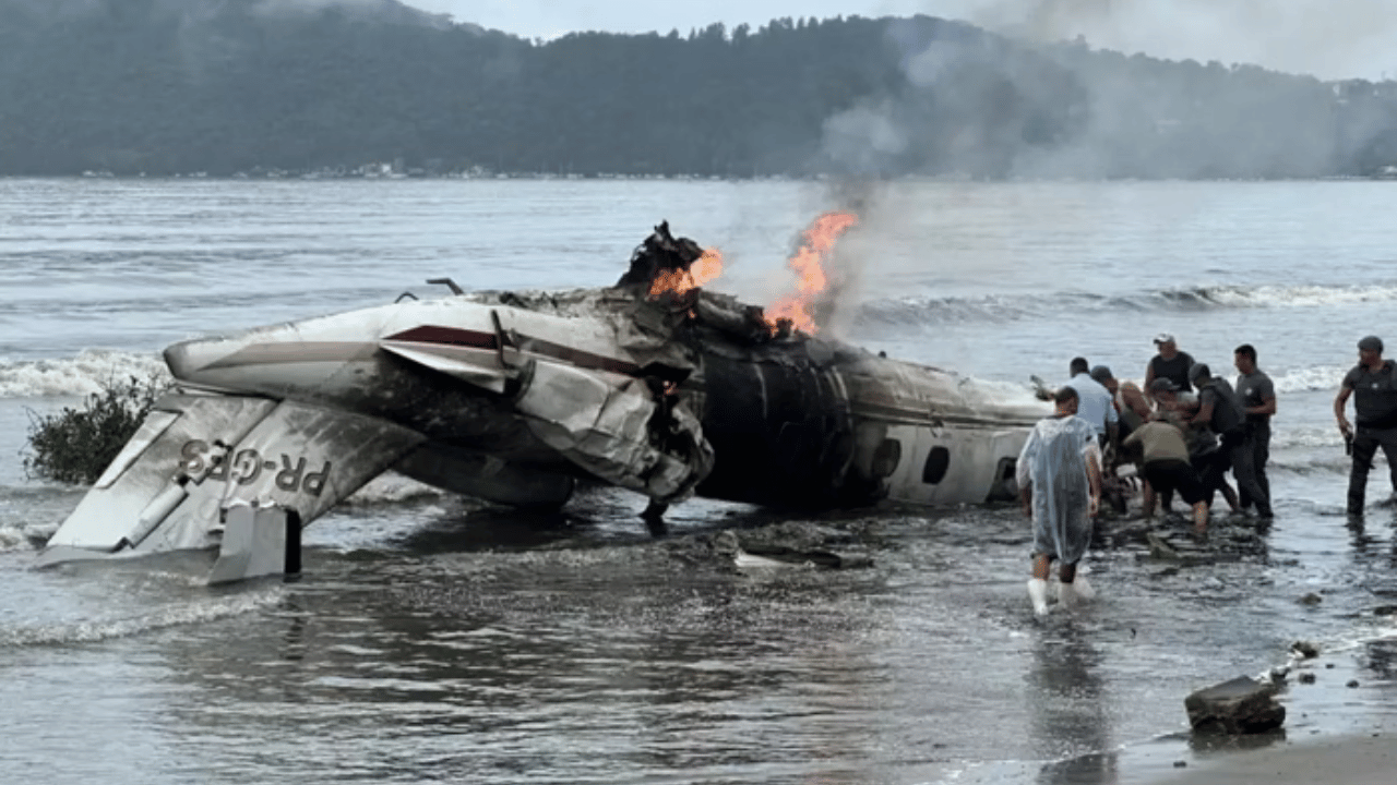 Avião com 5 pessoas explode em Ubatuba e para na praia após ultrapassar pista do aeroporto; piloto morreu