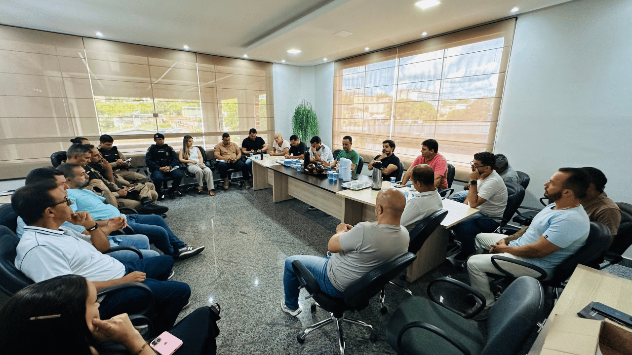 Vereadores de Nova Serrana discutem melhorias para o trânsito em reunião institucional