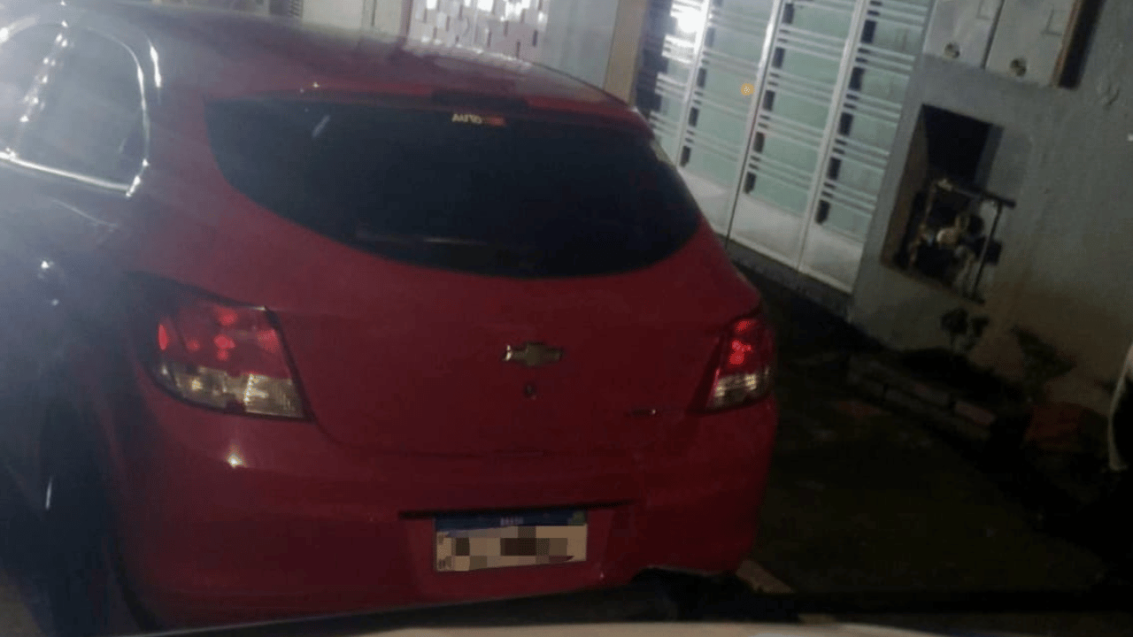 Jovens presos com carro roubado e adulterado no Concesso Elias