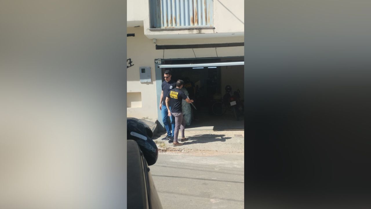 Polícia realiza operação contra falsificação de tênis em Nova Serrana