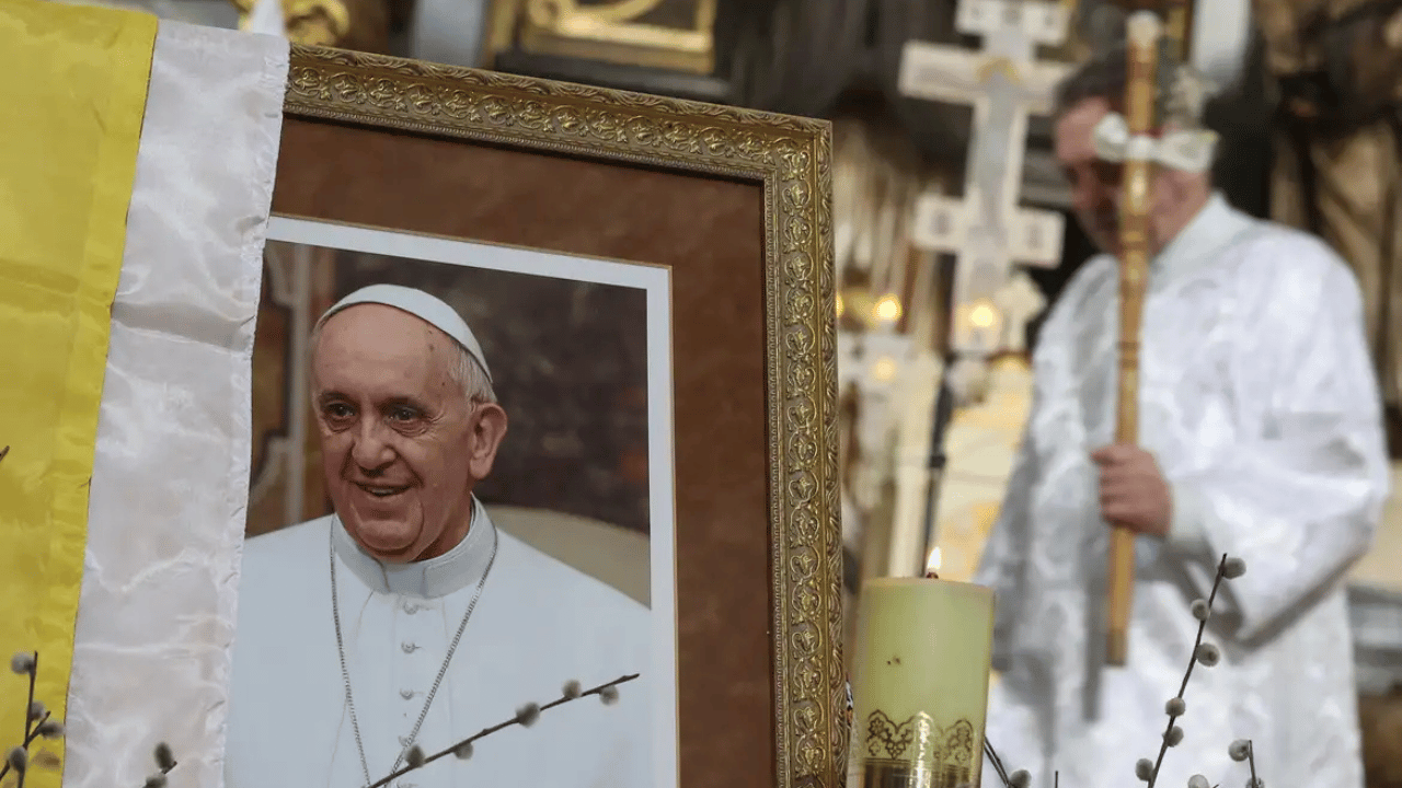 Mundo se despede de Papa Francisco: funeral será realizado no sábado em Roma