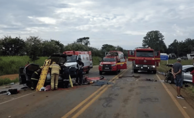 Acidente entre quatro carros deixa uma mulher morta e outra gravemente ferida na MG-164, em Bom Despacho