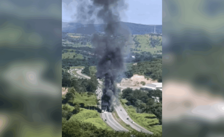 Carreta carregada com cimento pega fogo e interdita BR-262 