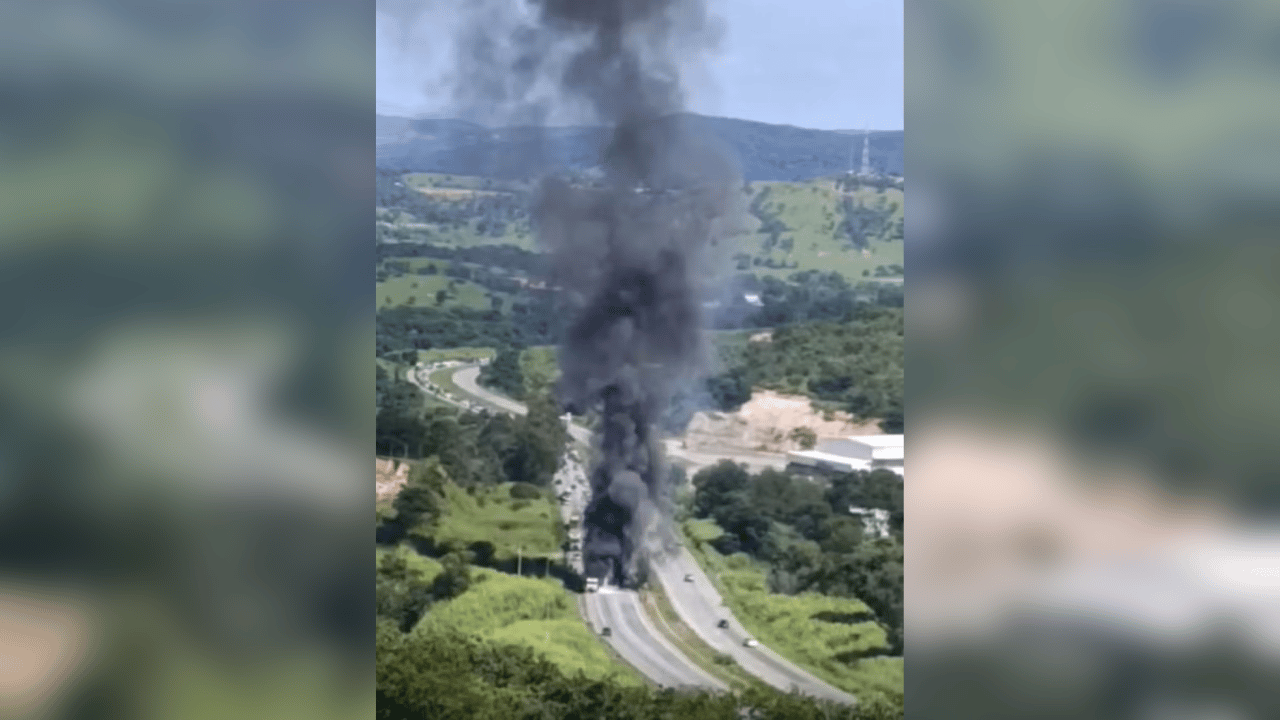 Carreta carregada com cimento pega fogo e interdita BR-262 