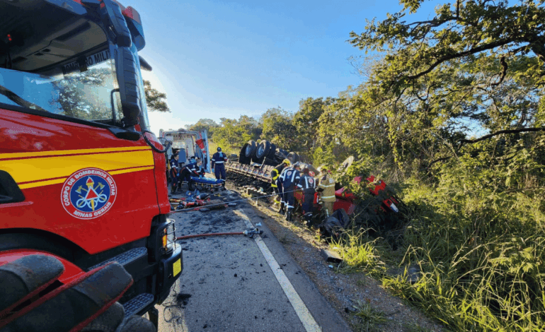 Caminhoneiro morre e passageiro fica ferido em capotamento de caminhão em Pitangui