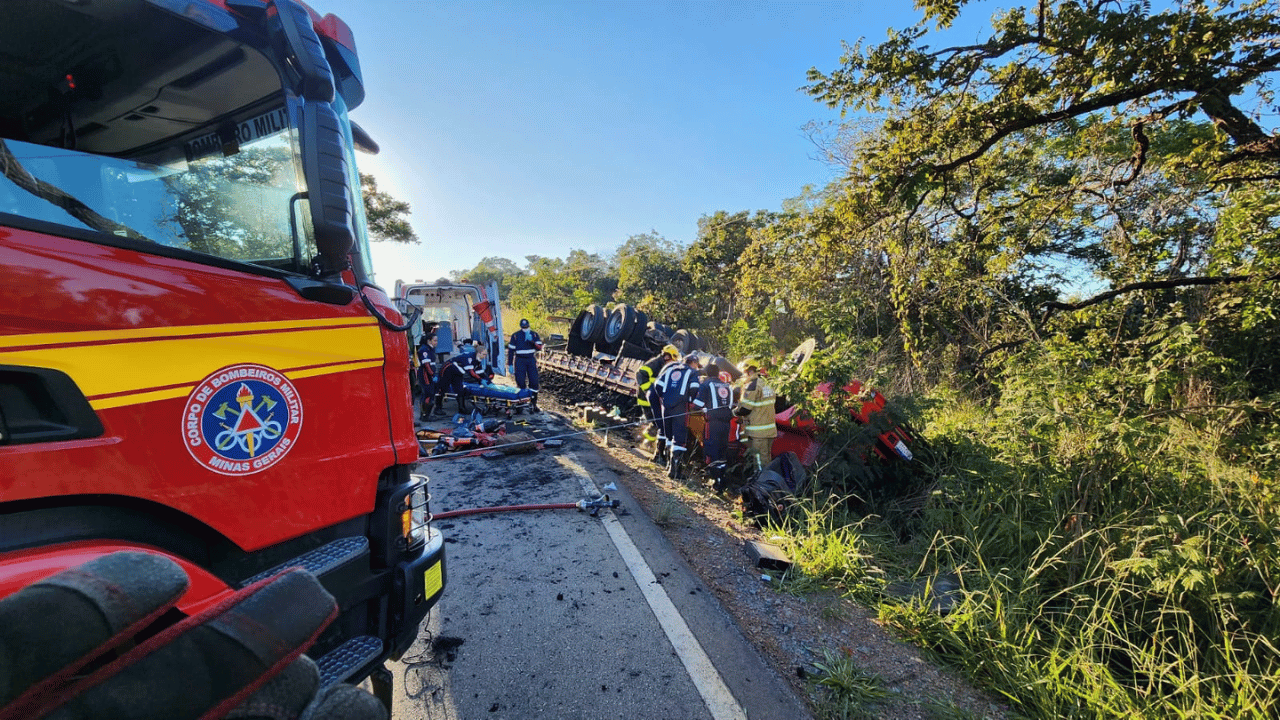 Caminhoneiro morre e passageiro fica ferido em capotamento de caminhão em Pitangui