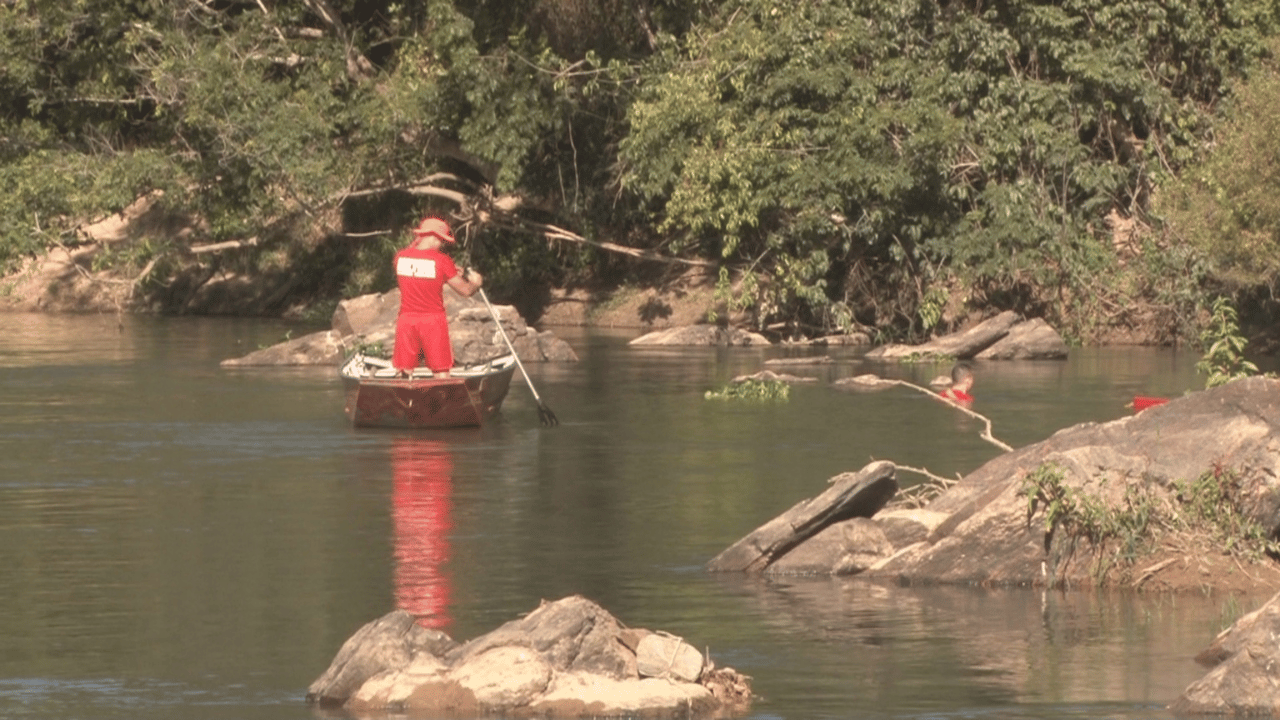 Bombeiros fazem buscas por pescador desaparecido no Rio Pará, em Nova Serrana