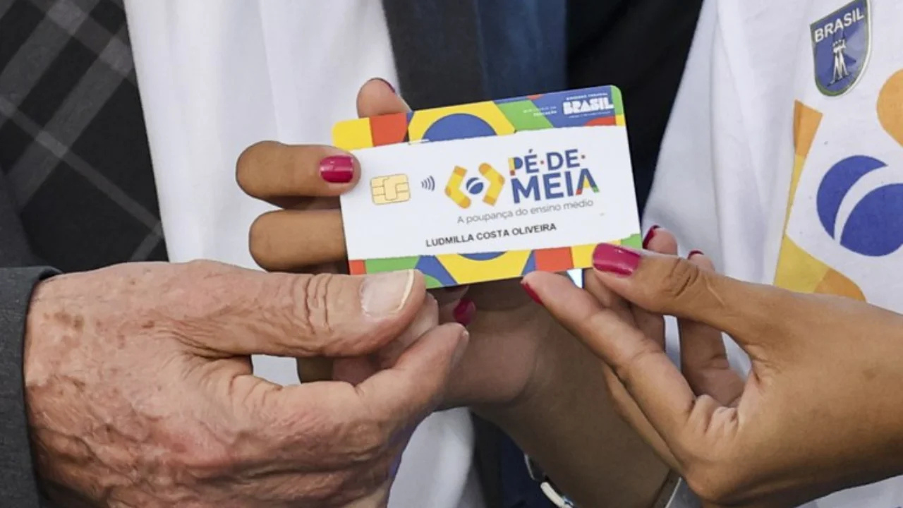 Não é golpe! MEC vai mandar mensagem por WhatsApp para alunos do Pé-de-Meia