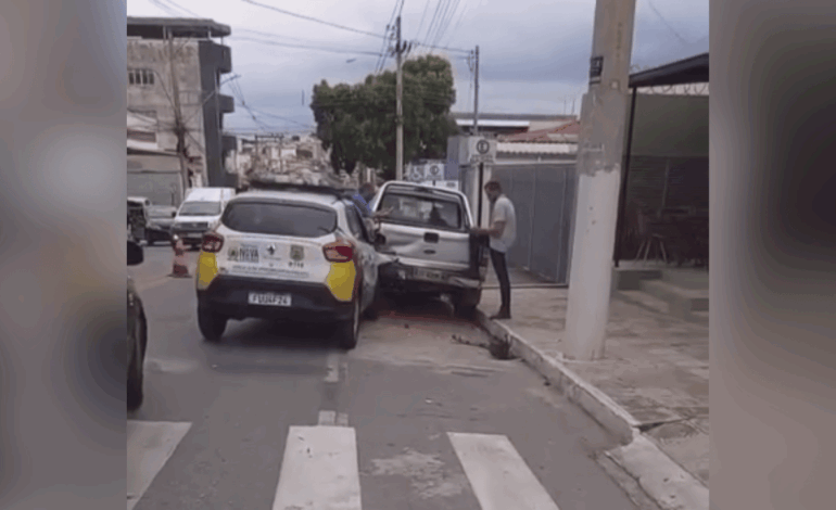 Veículo do estacionamento rotativo se envolve em acidente no Centro de Nova Serrana