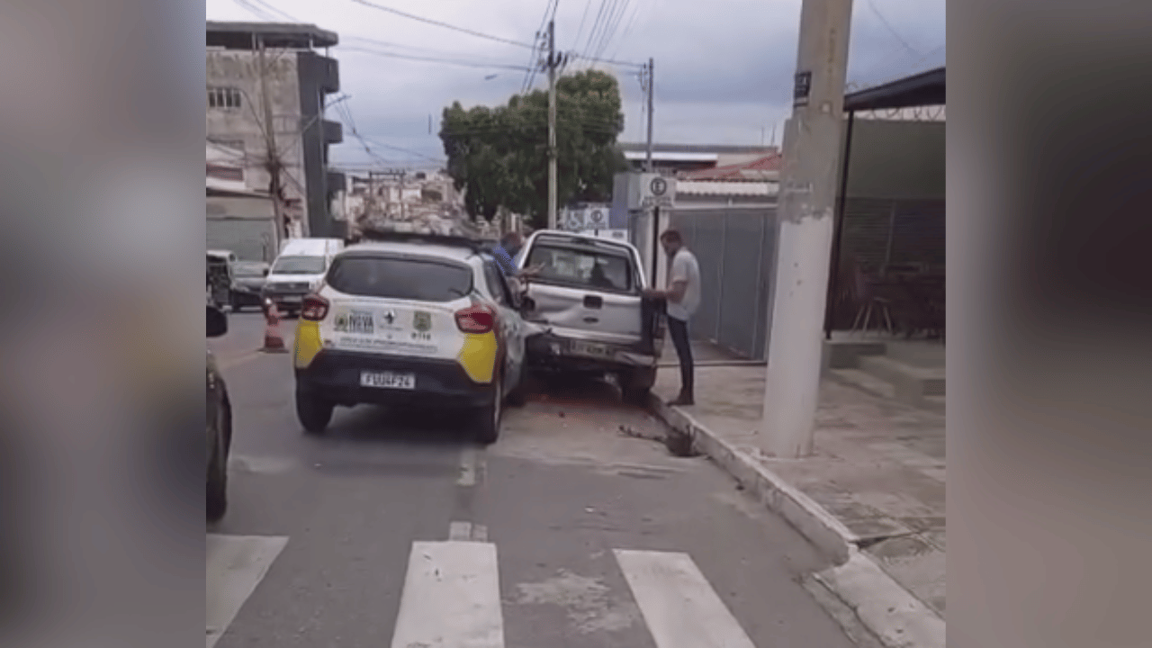 Veículo do estacionamento rotativo se envolve em acidente no Centro de Nova Serrana