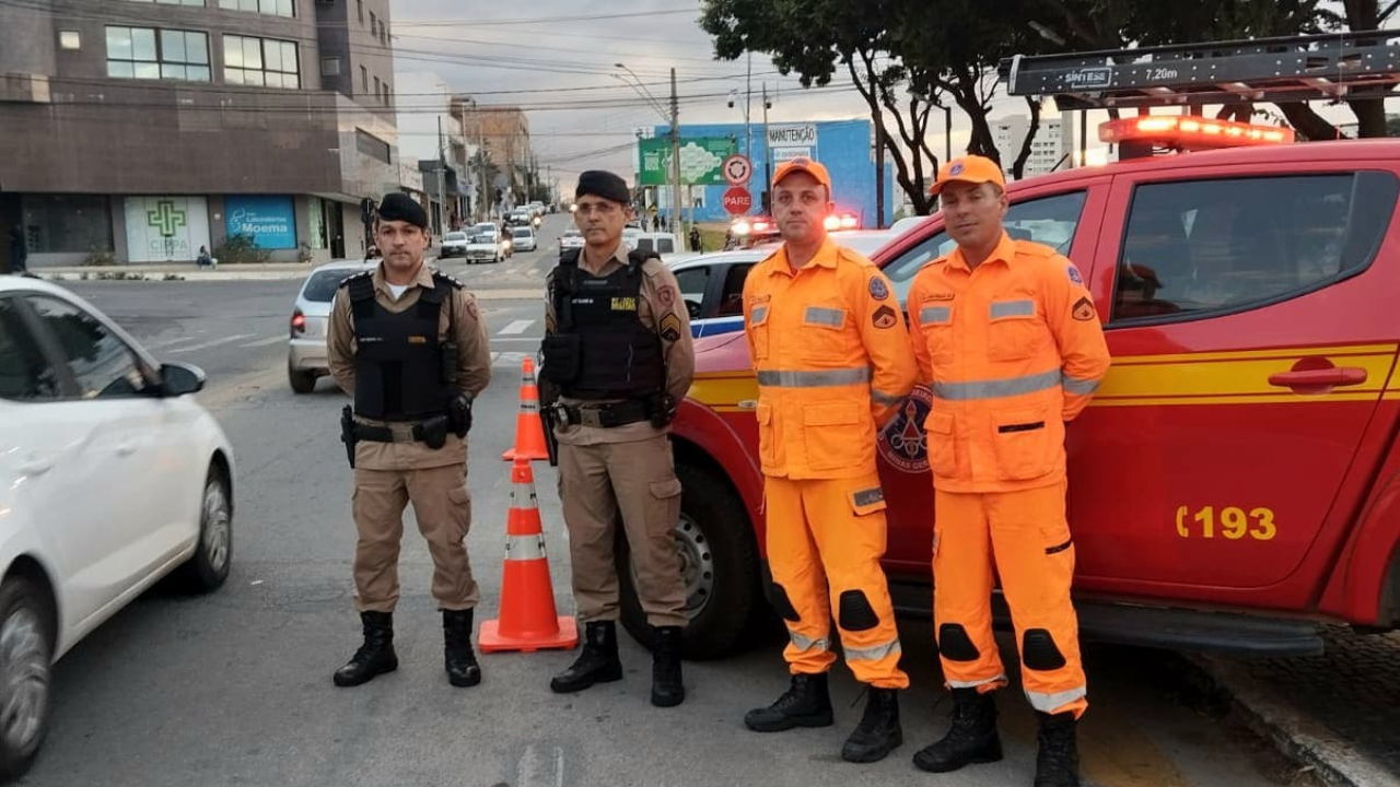 Sexagésimo Batalhão realiza blitz educativa em ação conjunta com o corpo de bombeiros durante Operação Maio Amarelo