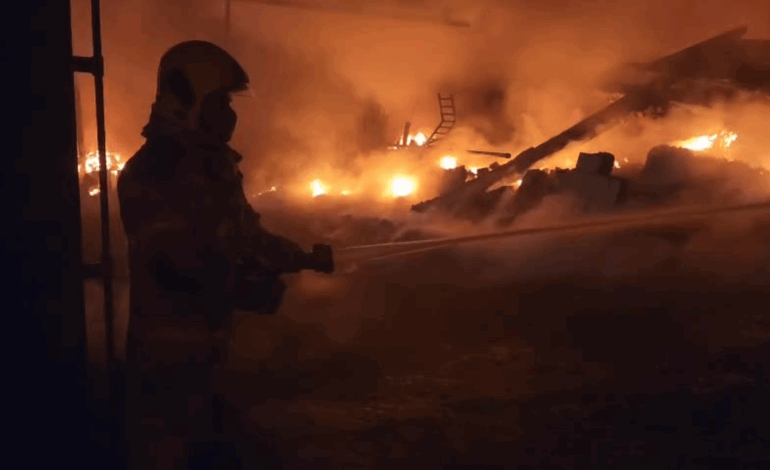 Incêndio de grandes proporções atinge depósito de reciclagem em Perdigão