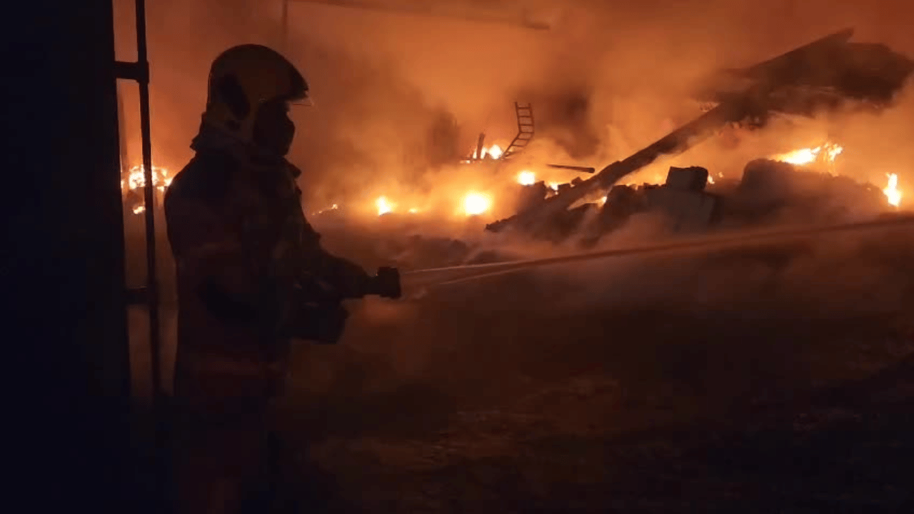 Incêndio de grandes proporções atinge depósito de reciclagem em Perdigão