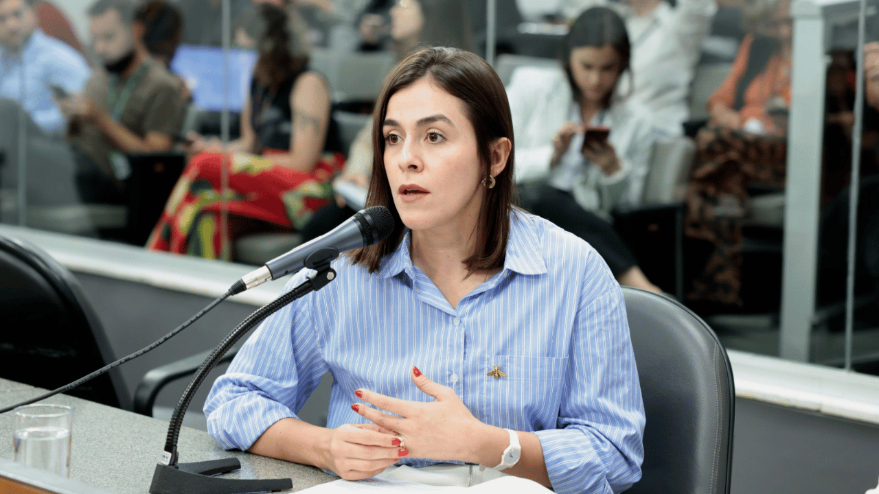 Deputada Lohanna questiona plano de Zema de entregar centenas de imóveis de Minas à União