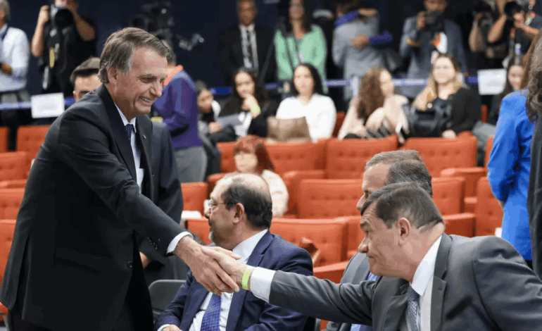 Bolsonaro chega sorridente a 2º dia de interrogatório da suposta trama golpista