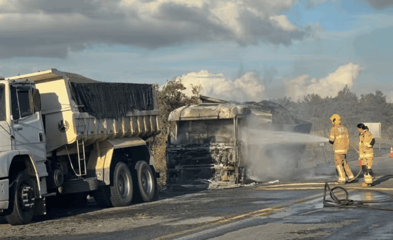 Incêndio em caminhões carregados de areia interdita BR-262