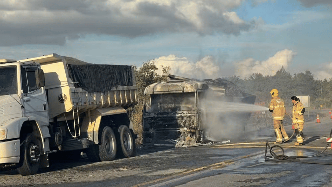 Incêndio em caminhões carregados de areia interdita BR-262