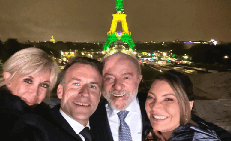Macron posta selfie com Lula, Janja e Brigitte e mostra Torre Eiffel iluminada nas cores do Brasil