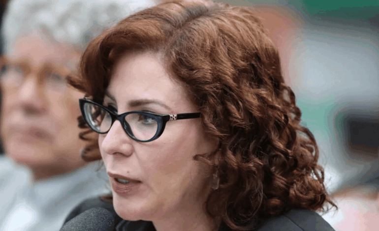 Deputada Carla Zambelli deixa o Brasil após condenação e anuncia pedido de licença