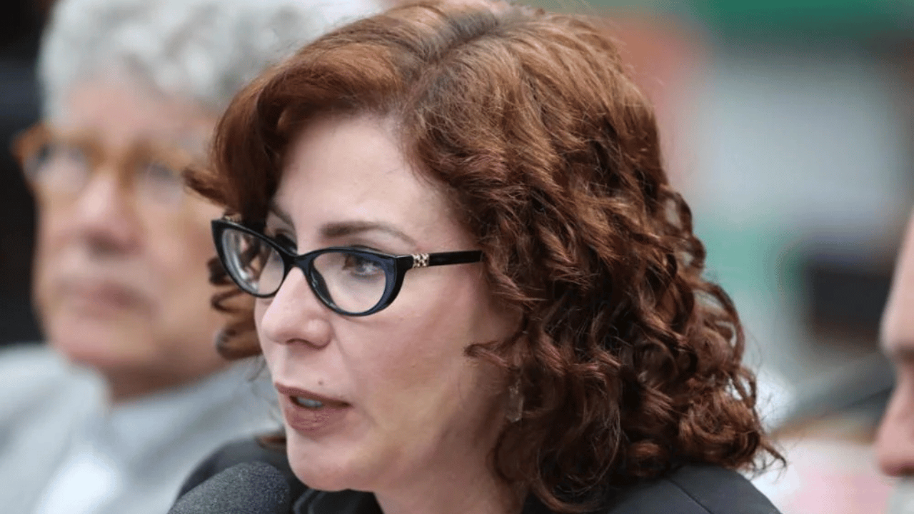 Deputada Carla Zambelli deixa o Brasil após condenação e anuncia pedido de licença