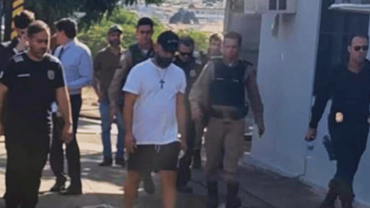 Vereador de Araújos se entrega à polícia e é preso por assassinato do ex-noivo em Formiga