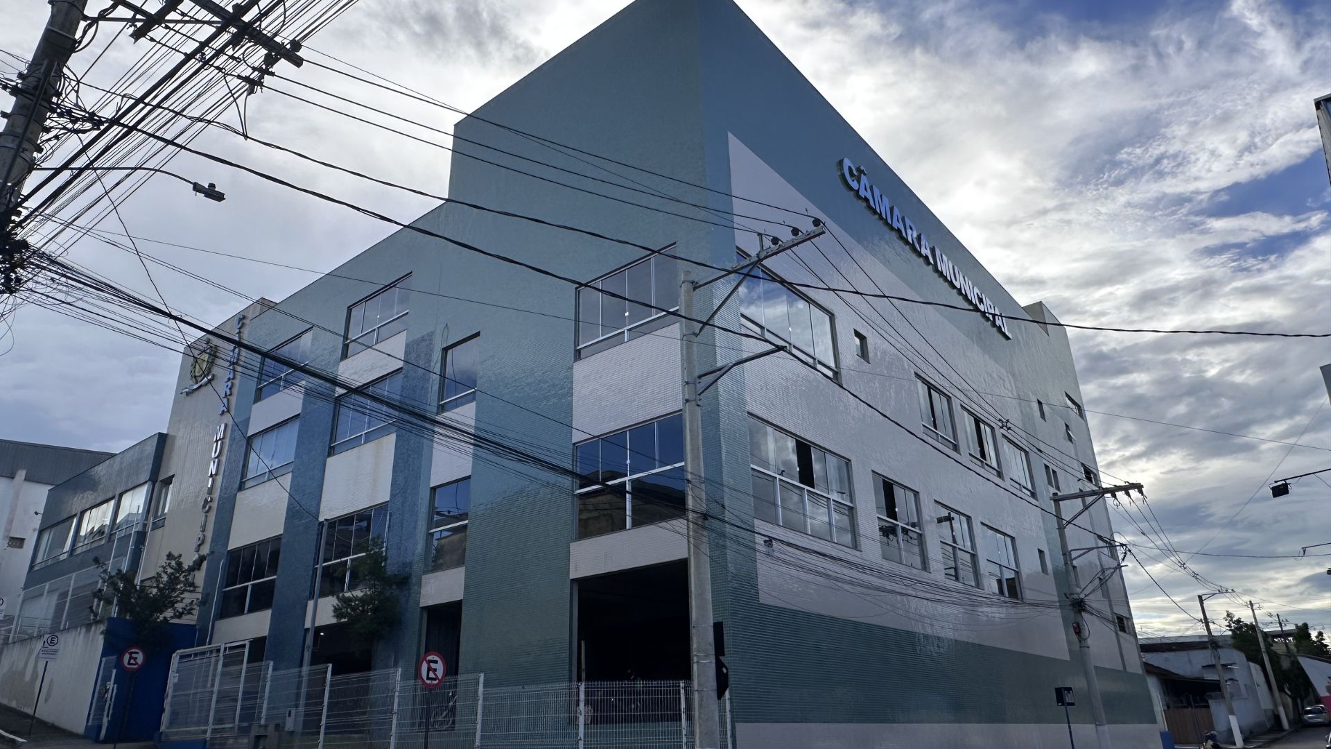 Câmara de Nova Serrana aprova mudanças na saúde e sessão tem críticas ao governo federal durante discussão sobre hospital