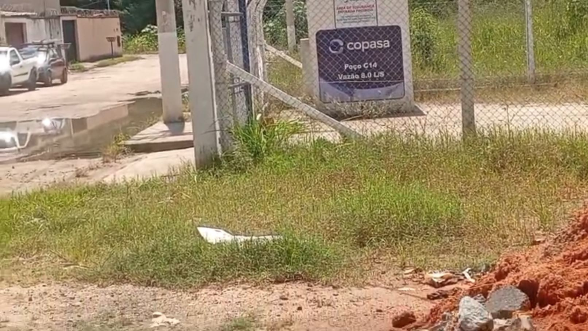 Vazamento de esgoto preocupa moradores no bairro Lincoln Nogueira; Copasa afirma que problema foi solucionado