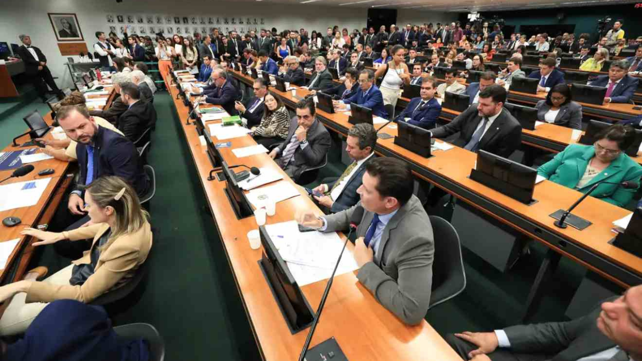 Propostas que podem acabar com escala 6x1 avançam na Câmara, mas ainda enfrentam longo caminho