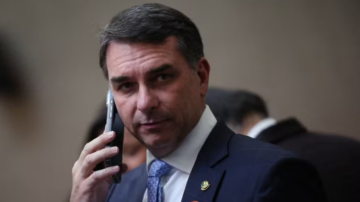 Áudio divulgado revela cobrança de dinheiro feita por Flávio Bolsonaro a Daniel Vorcaro para filme sobre Jair Bolsonaro