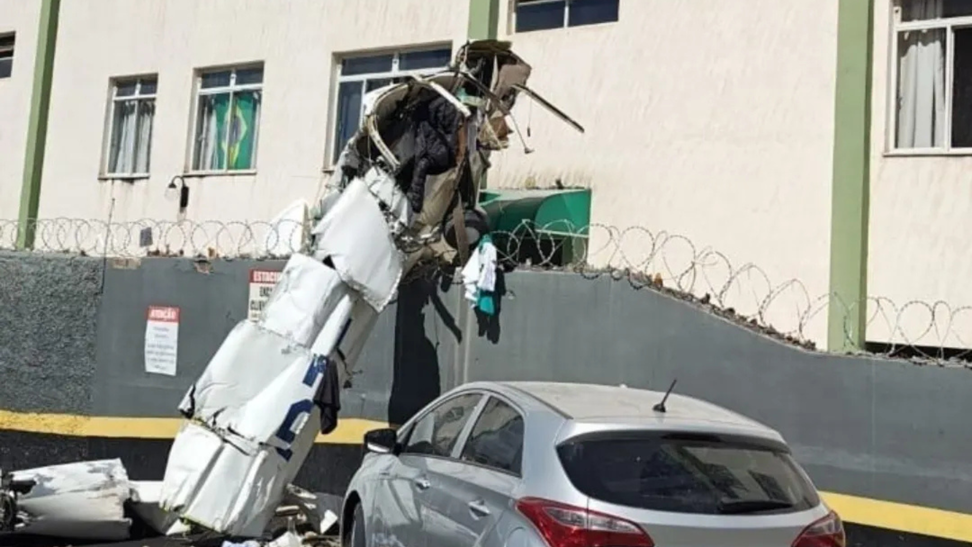 Queda de avião em BH: bombeiros confirmam duas mortes