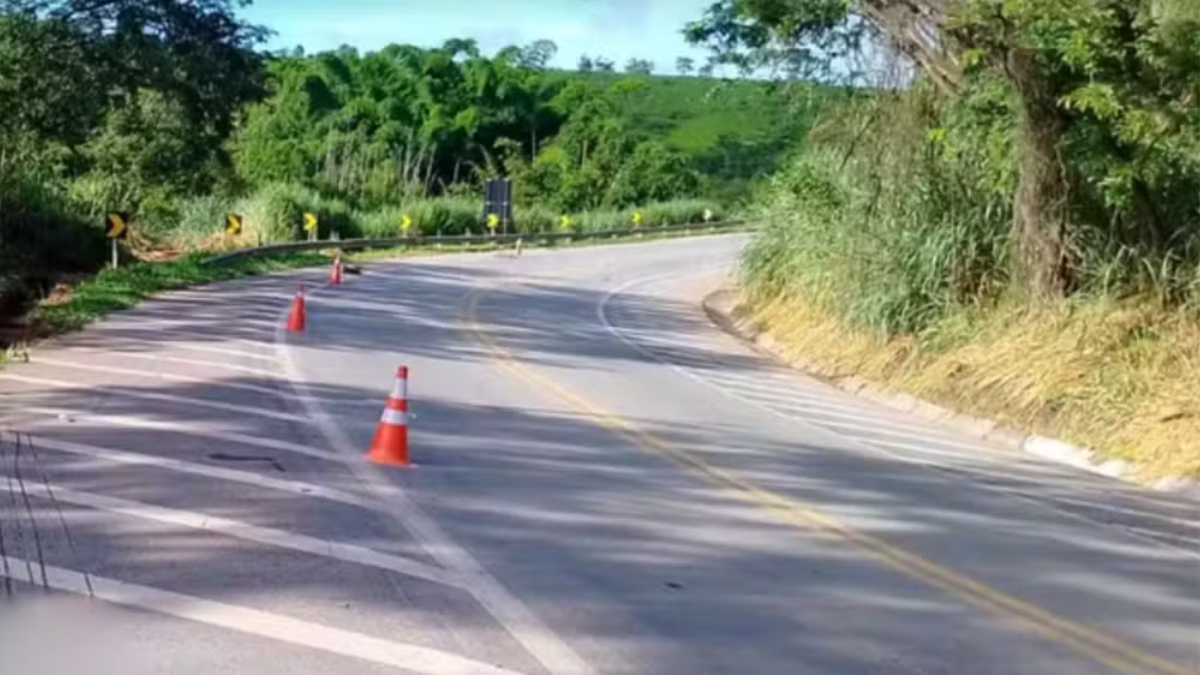 Acidente envolvendo três veículos deixa cinco feridos na BR-494