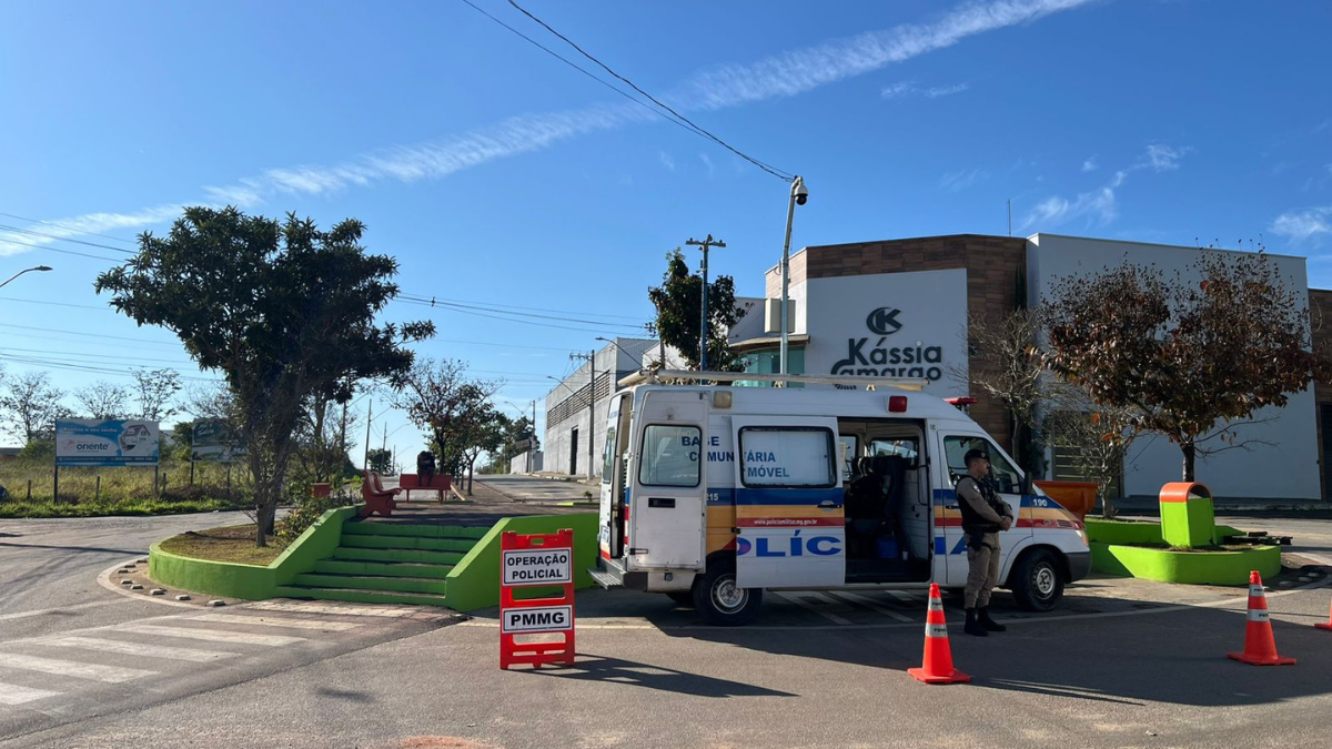 Ao longo de junho, a Polícia Militar intensificou o policiamento comunitário em Nova Serrana por meio da Base Comunitária Móvel. A ação, realizada pelo 60º Batalhão, concentrou a presença policial em praças e outros espaços públicos com grande circulação de pessoas. Durante as atividades, os militares conversaram com moradores e comerciantes, ouviram demandas da população e repassaram orientações de prevenção. Segundo o 60º Batalhão, a iniciativa busca ampliar a sensação de segurança, fortalecer a aproximação entre a Polícia Militar e a comunidade e contribuir para a prevenção de crimes.