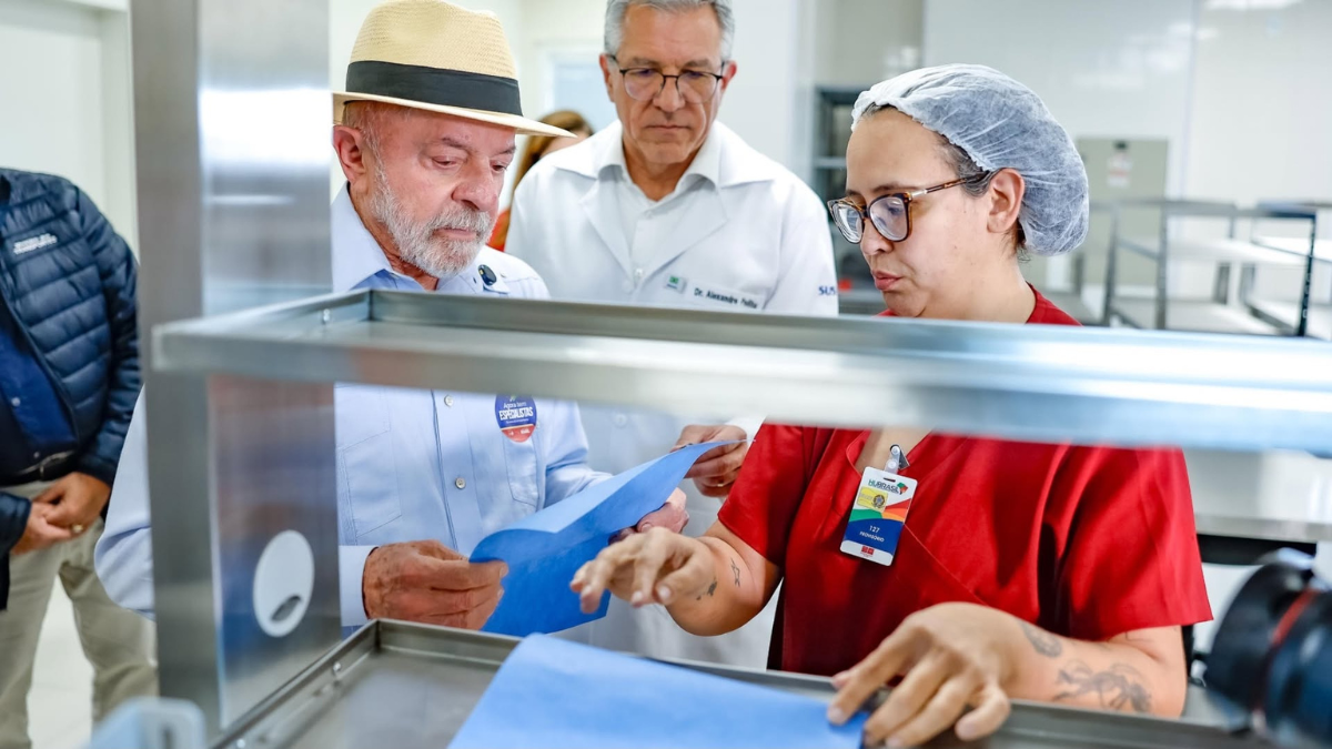 O governo federal inaugurou, nesta sexta-feira (19), o primeiro hospital 100% Sistema Único de Saúde (SUS) do Centro-Oeste de Minas Gerais. A cerimônia contou com a presença do presidente da República, Luiz Inácio Lula da Silva; dos ministros da Educação, Leonardo Barchini, e da Saúde, Alexandre Padilha; do reitor da UFSJ, Marcelo Pereira; do presidente da HU Brasil, Arthur Chioro; da diretora-geral do Centro Federal de Educação Tecnológica de Minas Gerais (Cefet-MG), Carla Chamon; e demais autoridades. O governo federal investirá, anualmente, por meio da Rede HU Brasil – Hospitais Universitários Federais, vinculada ao MEC, R$ 341 milhões para o funcionamento do hospital, que beneficiará cerca de 1,3 milhão de pessoas de 54 municípios da macrorregião Oeste de Minas Gerais. O HU-UFSJ atenderá casos de média e alta complexidade, voltada às especialidades clínicas, cirúrgicas e materno-infantil, e será a primeira da macrorregião Oeste de Minas Gerais a atender 100% pelo Serviço Único de Saúde. O local será composto por 198 leitos, sendo 101 de internação, 55 de UTI e 42 de observação, capazes de realizar 8,760 internações por ano e mais de 74 mil consultas ambulatoriais anuais. Além disso, também contará com seis salas cirúrgicas, duas salas cirúrgicas obstétricas, duas salas de endoscopia, 14 consultórios ambulatoriais, parque de diagnóstico por imagem completo e serviços de diagnóstico em cardiologia. LULA INAUGURA HOSPITAL UNIVERSITÁRIO DA UFSJ EM DIVINÓPOLIS, PRIMEIRO HOSPITAL 100% SUS DO CENTRO-OESTE DE MINAS