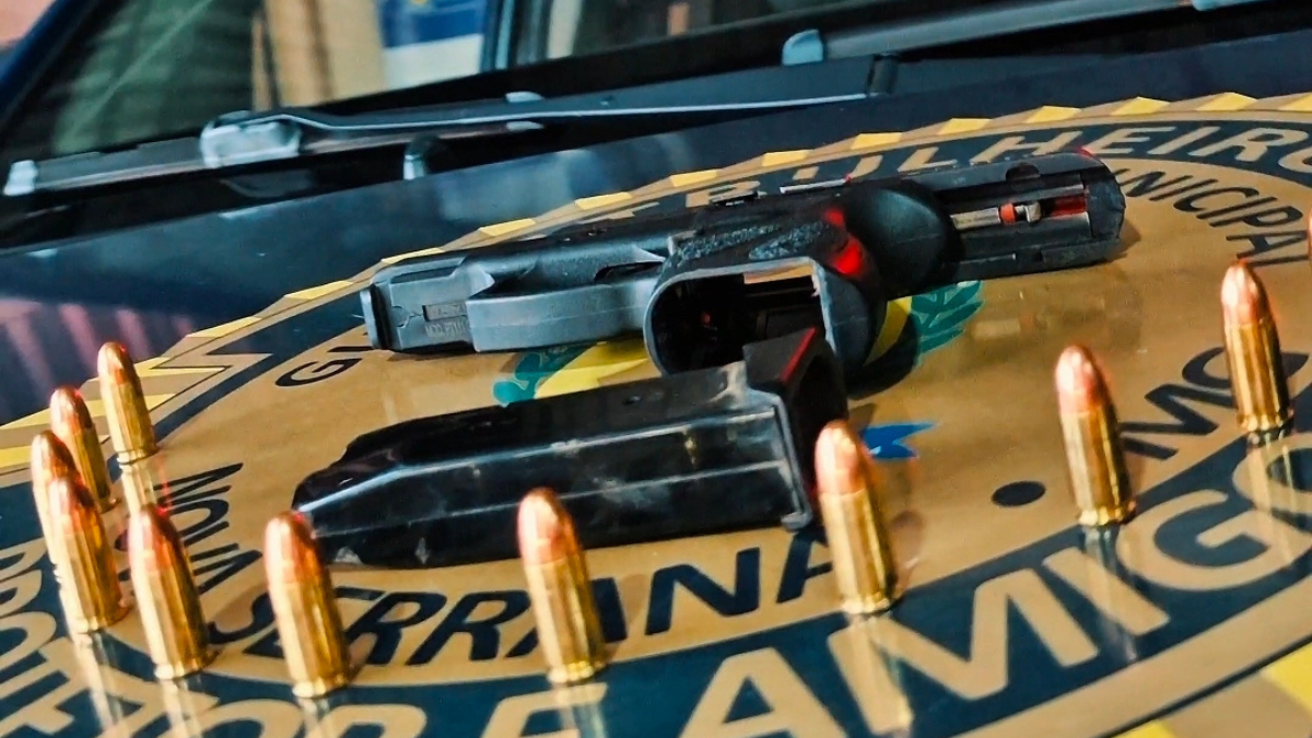 Homem é preso com arma de fogo próximo à feira e acaba autuado também por tentativa de suborno