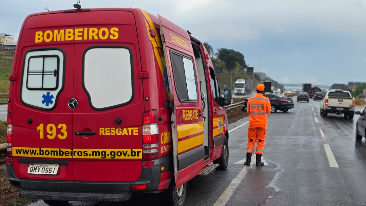 Chuva provoca acidente entre carro e caminhão-tanque na BR-262, em Nova Serrana